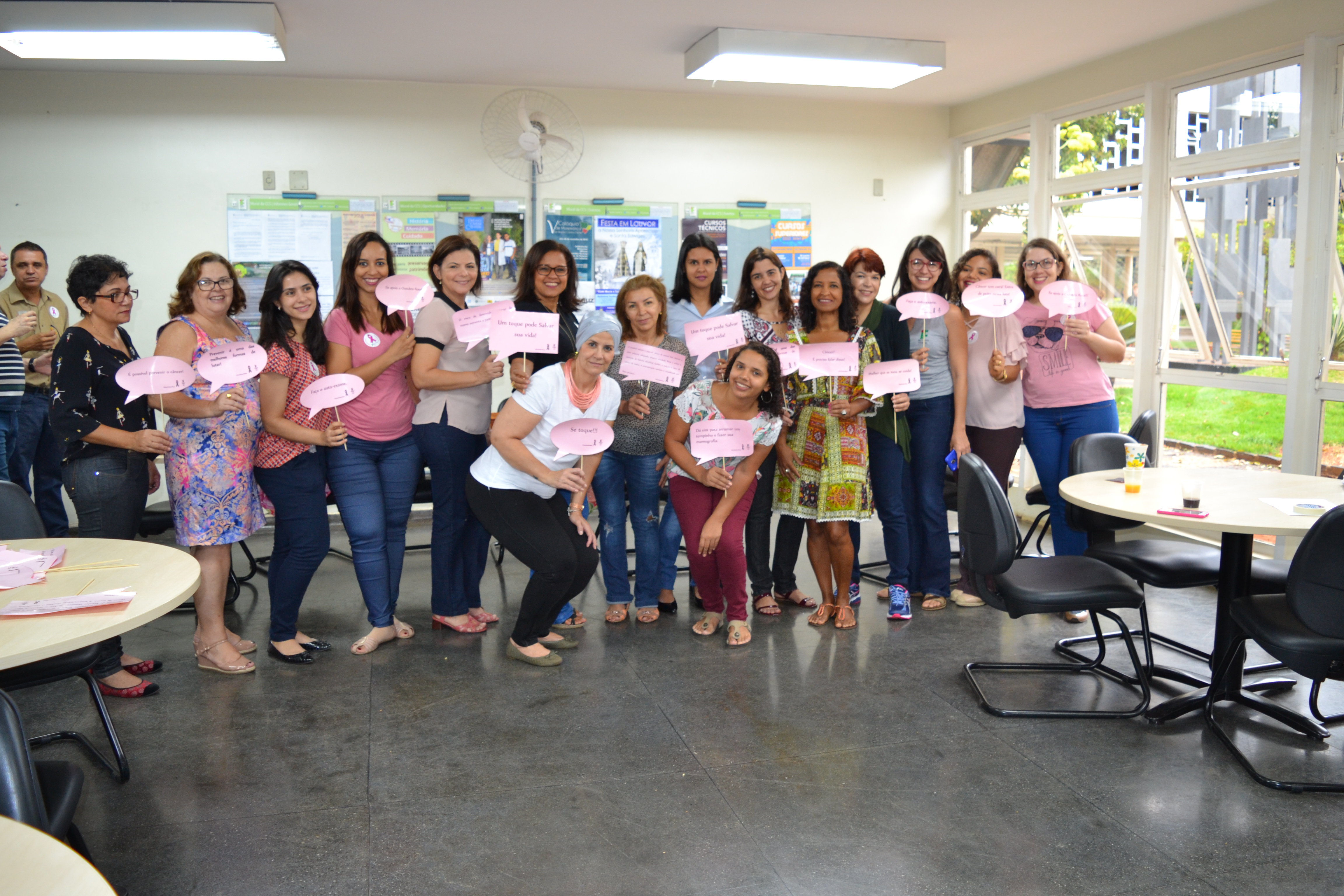 Foto do laçamento da campanha Outubro Rosa.